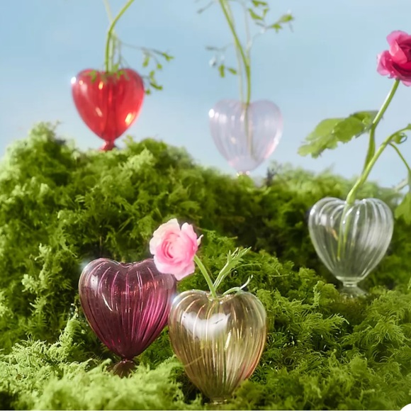 SOLD🫶Heart Glass Bud vase - Picture 2 of 4